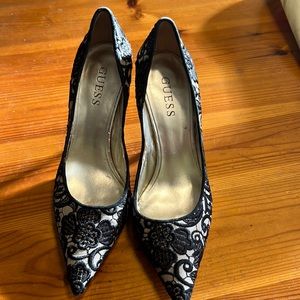 Size 7.5 guess pumps